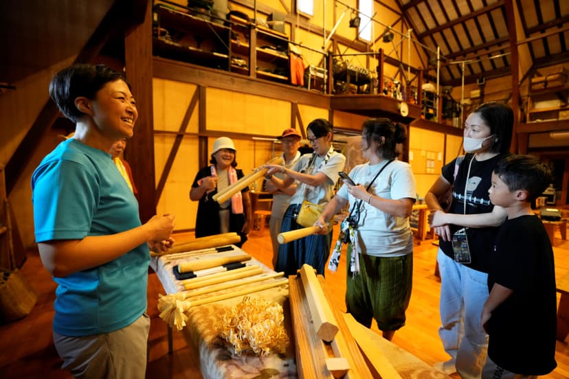 Explaining the instruments&carrying the drum (kids)